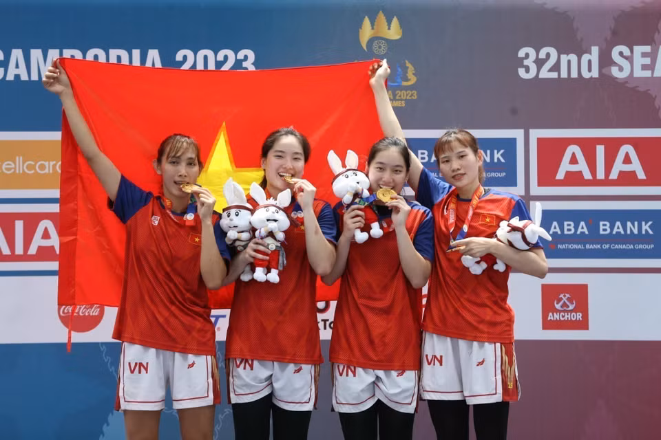 El equipo femenino vietnamita de baloncesto derrotó de manera excelente a la selección de Filipinas en la ronda final, trayendo la primera medalla de oro de esta disciplina en los SEA Games 32 (Fuente: VNA)