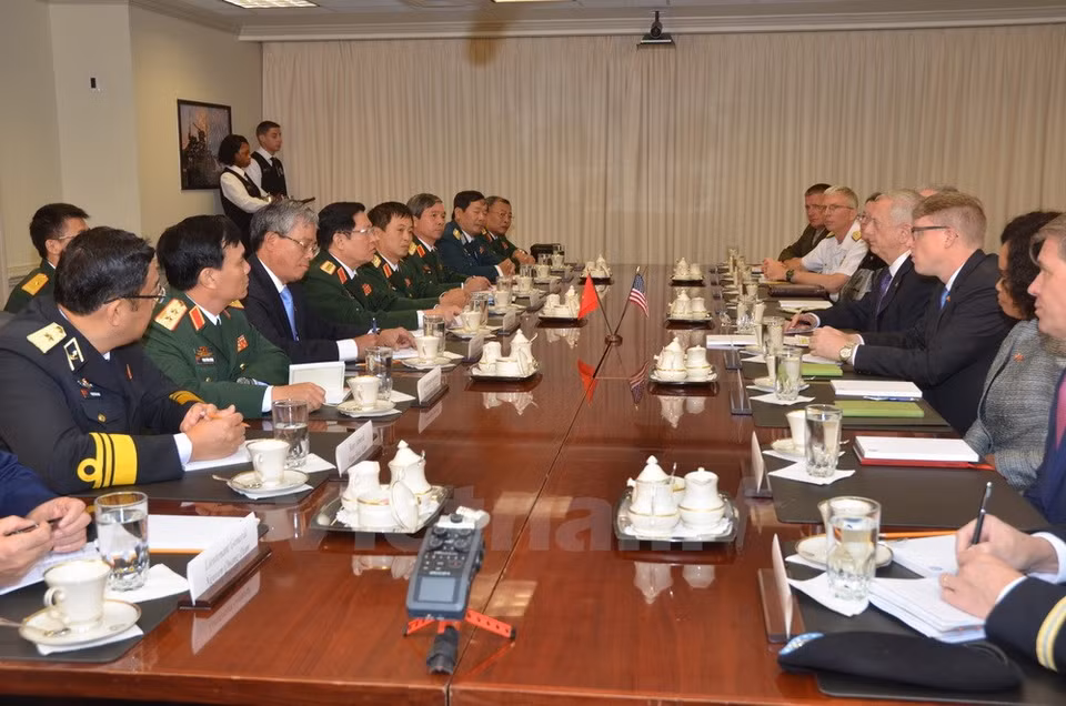 El secretario de Defensa de Estados Unidos, James Mattis, sostiene una reunión con su homólogo vietnamita, Ngo Xuan Lich (Fuente: VNA)