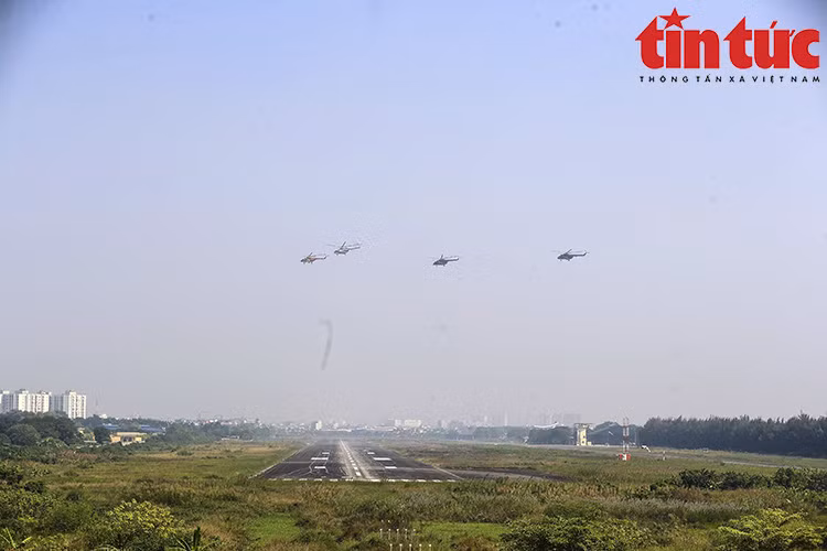 La flota de cuatro helicópteros Mi sobrevolando la zona del aeropuerto Gia Lam, Hanoi (Fuente: VNA)