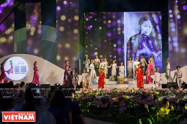 Un espectáculo de "la quintaesencia de Ao dai de Vietnam" atrae mucha atención de los visitantes (Fuente: VNA)