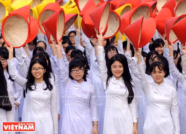 Un mil alumnos de la Escuela Secundaria Trung Vuong que llevaban Ao dai y marcharon a la letra S de Forma de Vietnam con los archipiélagos de Hoang Sa y de Truong Sa (Fuente: VNA)