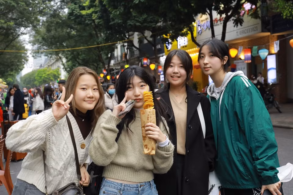 Deseosos de sacar fotos únicas, los visitantes vietnamitas vistieron trajes tradicionales surcoreanos en el festival. El festejo se consideró como una de las actividades con motivo del 30 aniversario del establecimiento de relaciones diplomáticas entre Vietnam y Corea del Sur. El estado peninsular también se convirtió en la mayor cuarta economía de Asia y la décima del mundo, y se encuentra entre los países líderes en muchos campos como la cultura y la ciencia, entre otros. Durante los últimos 30 años, los dos países se han convertido en sus principales e importantes socios y también han intercambiado regularmente delegaciones de alto nivel y entre ministerios y agencias locales. Corea del Sur mantiene actualmente el primer lugar en términos de inversión directa, por delante de la cooperación para el desarrollo, trabajo y turismo (Foto: Vietnam+)