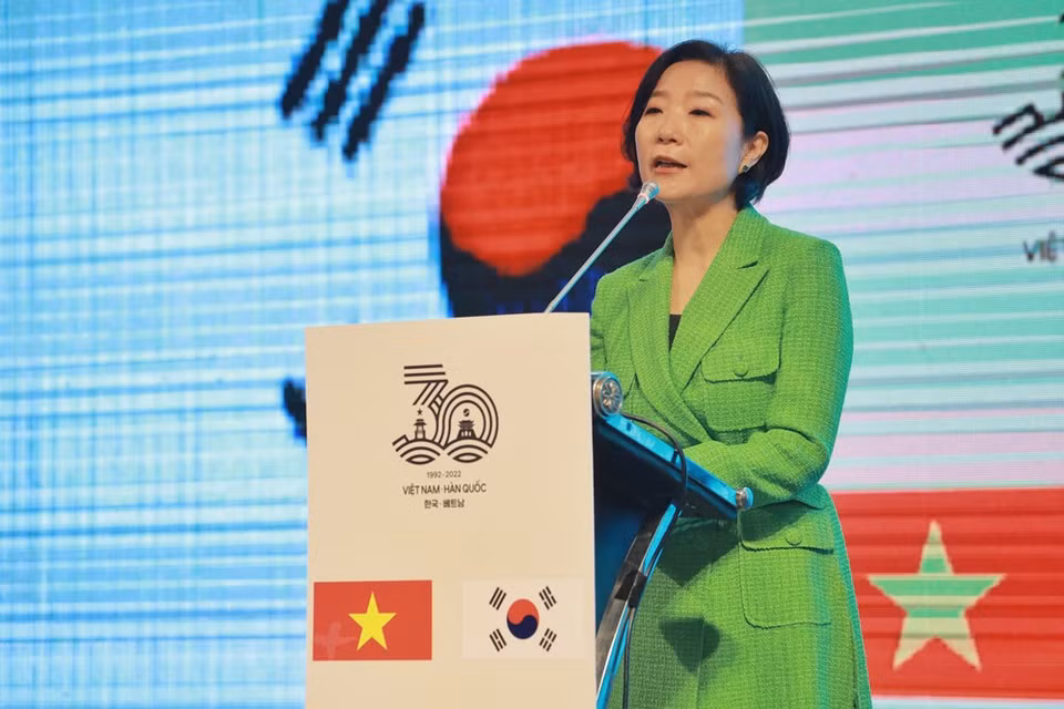 Dentro de las actividades del festival “Camino cultural de la amistad entre Vietnam y Corea del Sur”, la embajadora surcoreana, Oh Young Ju, expresó su esperanza de que este festejo contribuya a promover más los nexos de amistad, la conectividad y el entendimiento mutuo entre los pobladores de los dos países. Por su parte, la presidenta de la Asociación de Surcoreanos en Hanoi, Chang Eun Sook, informó que esta actividad se llevará a cabo con una frecuencia anual. Inicialmente, el comité organizador esperaba que el festival recibiera 10 mil invitados en un día. Sin embargo, el número de visitantes superó lo estimado y llegó hasta 70 mil y 80 mil personas. (Foto: Vietnam+)