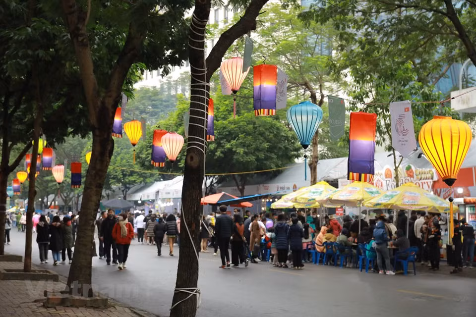 Farolillos vietnamitas y surcoreanos decoraron la calle peatonal a propósito del evento. La calle de Tran Van Lai se dedicó exclusivamente a los peatones que participaban en el festival “Camino cultural de la amistad entre Vietnam y Corea del Sur”. Se trata de la primera vez que se llevó a cabo este acontecimiento en el área urbana de My Dinh, del distrito de Nam Tu Liem, en Hanoi. Se espera que el festival se organice anualmente y se convierta en un destino turístico tanto para turistas surcoreanos como vietnamitas, en especial para los jóvenes. El festejo también tuvo como objetivo promover los nexos de amistad, el intercambio cultural y artístico, así como el entendimiento mutuo entre los pobladores de los dos países (Foto: Vietnam+)