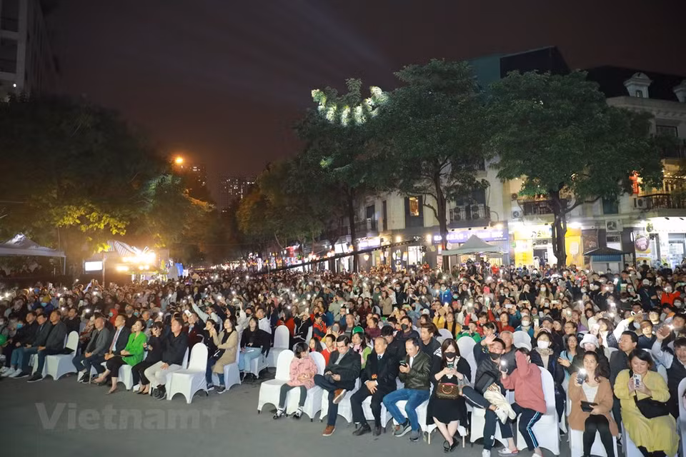 Gracias a sus atractivas ofertas, el festival captó la atención de un gran número de visitantes surcoreanos y vietnamitas interesados en la cultura del estado peninsular. Según datos estadísticos, alrededor de 70 mil a 80 mil visitantes participaron en este evento. En la actualidad, Vietnam deviene la segunda fuente más grande de trabajadores invitados a Corea del Sur, detrás de China, mientras que ese estado peninsular fue el segundo mayor receptor de trabajadores invitados vietnamitas, detrás de Taiwán (China). Las estadísticas muestran que más de 216 mil vietnamitas viven en Corea del Sur, incluidos más de 37 mil trabajadores manuales bajo el programa del Sistema de Permisos de Empleo y trabajadores en tripulación. Entretanto, más de 180 mil surcoreanos viven y trabajan en el país indochino, la mayoría de ellos son empresarios. (Foto: Vietnam+)