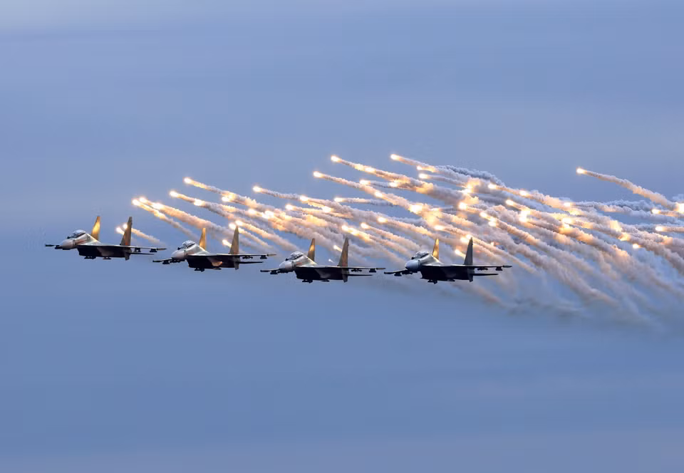 El escuadrón de aviones Su-30MK2 realizó el disparo de trampas de misiles (Fuente: VNA)