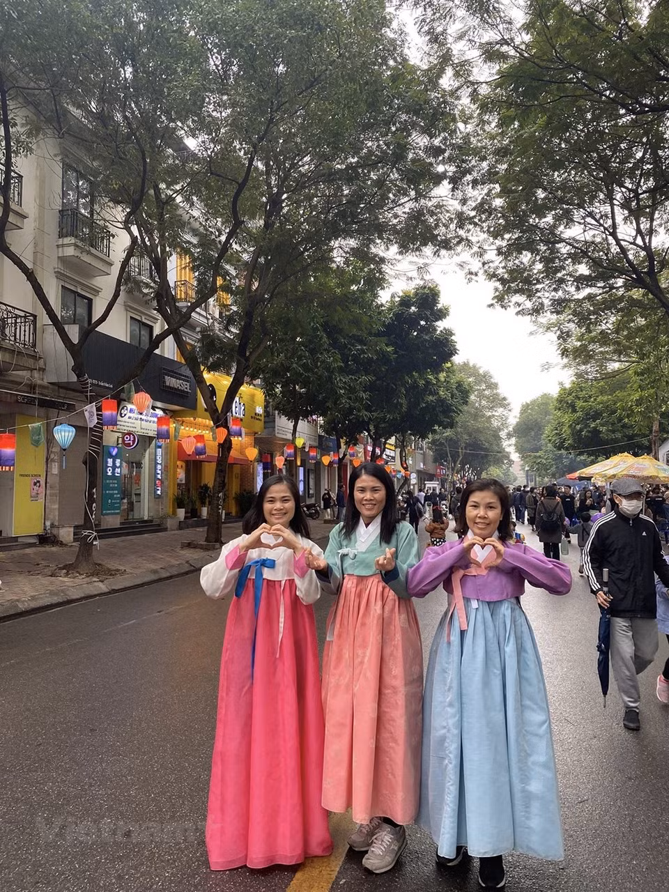 Delegaciones artísticas tradicionales del estado peninsular demostraron sus habilidades en el festival “Camino cultural de la amistad entre Vietnam y Corea del Sur”. Los jóvenes participantes en el acontecimiento expresaron su gran interés y gusto por experimentar los bailes y danzas folclóricas tradicionales de Corea del Sur. Con anterioridad, el Teatro de Artes Tradicionales de la Ciudad Imperial de Hue, en la provincia centrovietnamita de Thua Thien-Hue, en coordinación con la Compañía Provincial de Danza de Gyeonggi, llevó a cabo un programa artístico en conmemoración del 30 aniversario del establecimiento de las relaciones diplomáticas entre los dos estados (22 de diciembre). En el evento, los artistas brindaron a los espectadores diversas actuaciones impresionantes que refieren y destacan la cultura y la gente de cada nación (Foto: Vietnam+)