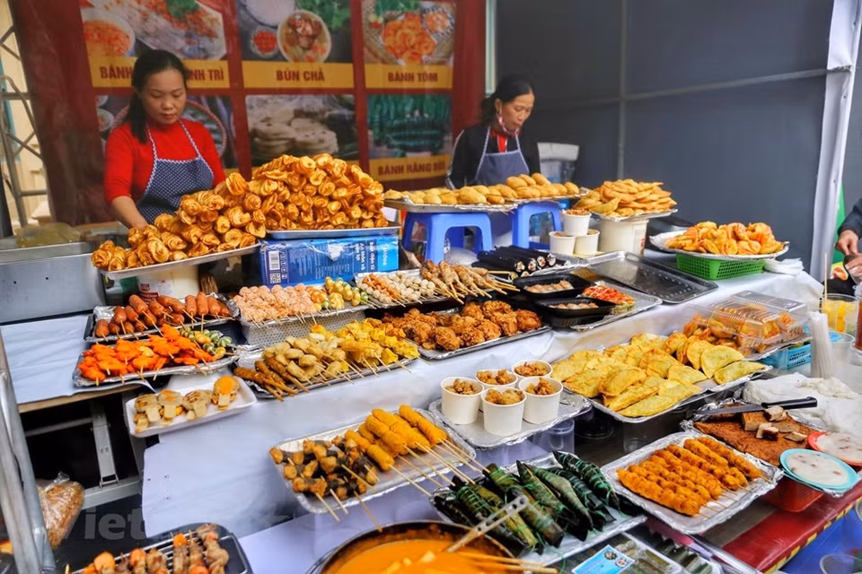 El festival “Camino cultural de la amistad entre Vietnam y Corea del Sur” propició la realización de numerosos programas culturales, artísticos, culinarios y de entretenimiento. Se trata de una de las actividades significativas con motivo del 30 aniversario del establecimiento de relaciones diplomáticas entre Vietnam y Corea del Sur (22 de diciembre). La cita contó con pabellones en los cuales se presentaron los platos típicos surcoreanos como fideos mixtos, pasteles de mariscos y carnes típicas condimentadas a la parrilla. Además de la gastronomía, los visitantes tuvieron oportunidad de experimentar actividades culturales y disfrutar de programas artísticos, incluida la interpretación de instrumentos musicales tradicionales de Corea del Sur y Vietnam (Foto: Vietnam+)