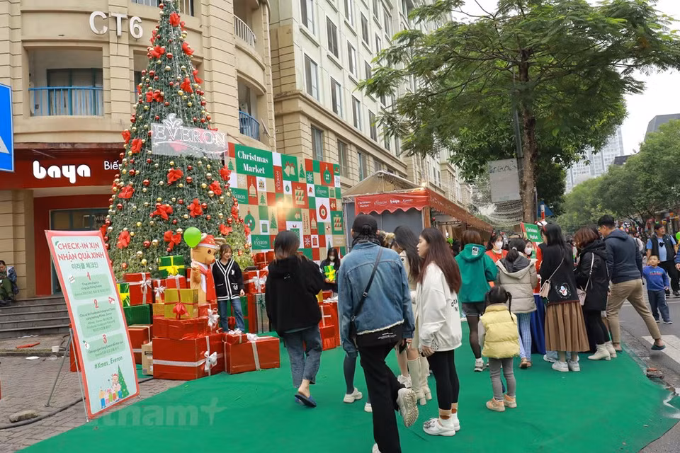 Además de los pabellones surcoreanos, el festival cuenta con un audaz espacio navideño para que los visitantes tomen fotografías. El festejo ofrece una ocasión ideal para el intercambio cultural y el entendimiento mutuo entre las dos naciones, así como para presentar la cultura surcoreana a los habitantes hanoyenses, en particular, y de Vietnam, en general. Vietnam y Corea del Sur establecieron sus relaciones diplomáticas el 22 de diciembre de 1992, pero antes se habían involucrado en actividades de cooperación. En septiembre de 2022, Corea del Sur seguía siendo el mayor inversor extranjero en Vietnam con 80,520 mil millones de dólares, lo cual representa el 18,6 por ciento de la inversión total en el país. (Foto: Vietnam+)