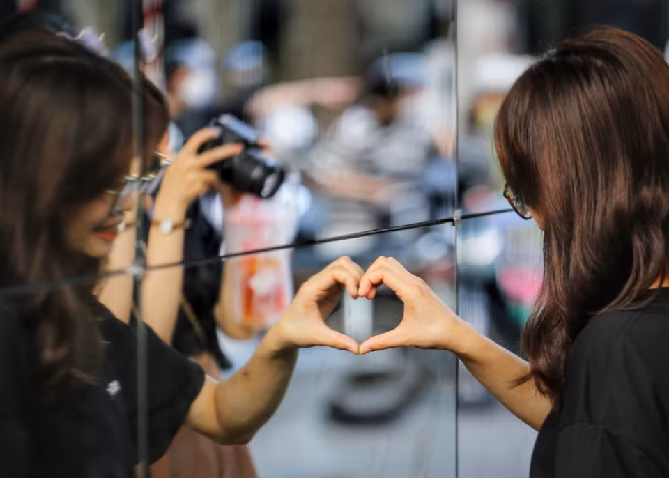 Esta obra atrae a muchos jóvenes a tomar fotografías (Fuente: VNA)