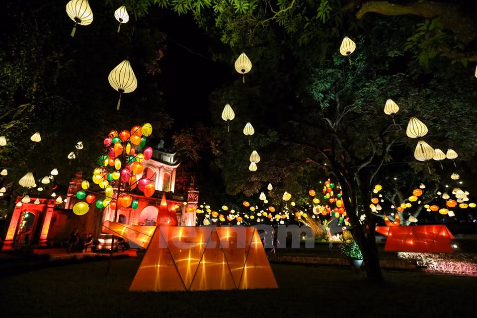 Una gran cantidad de linternas iluminaron el lugar (Fuente: VNA)