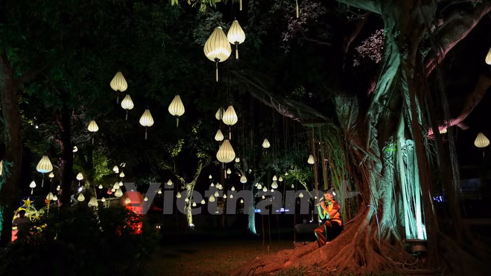 Una gran cantidad de liternas iluminaron el lugar (Fuente: VNA)