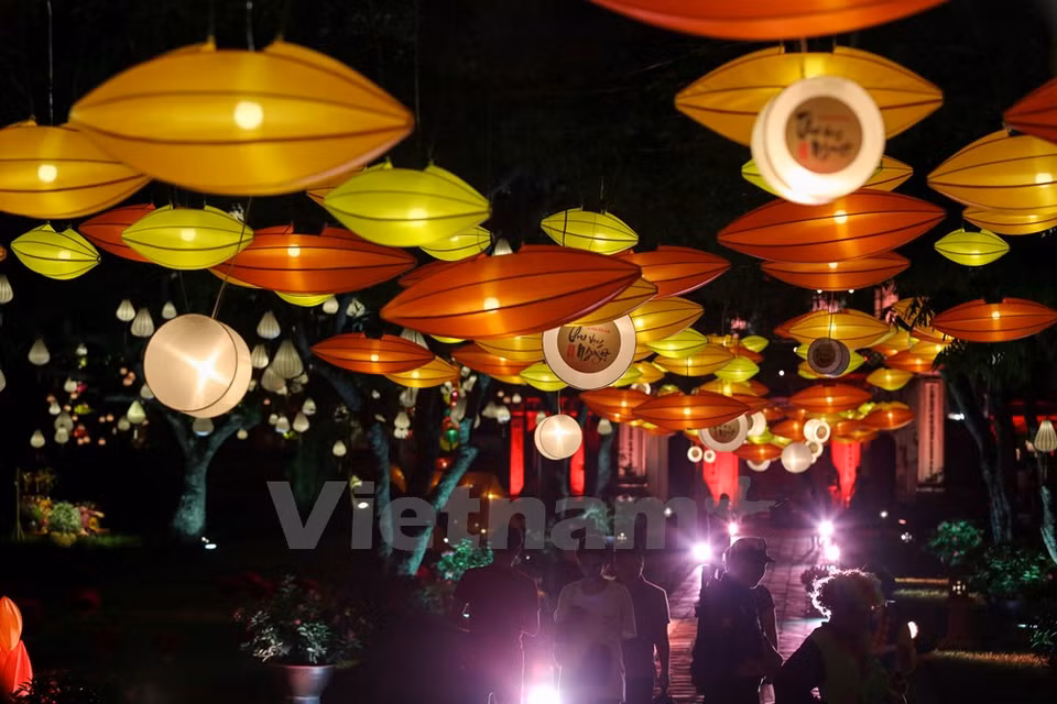 Múltiples personas acudieron al Templo de la Literatura de Hanoi, lugar donde se efectuó el evento (Fuente: VNA)