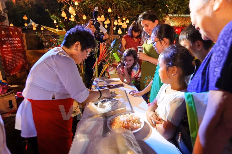 Múltiples personas acudieron al Templo de la Litelatura de Hanoi. lugar donde se efectuó el evento (Fuente: VNA)
