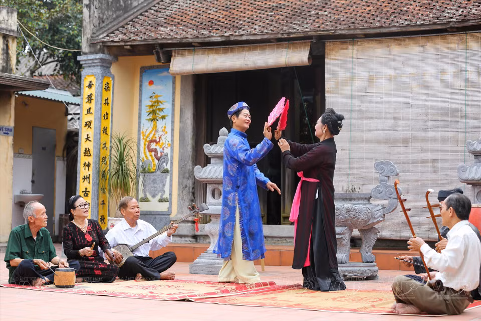 Los miembros del Club del Cheo de la aldea Khuoc interpretaron un extracto de la pieza “Quan Am Thi Kinh”. (Foto: Revista Ilustrada de Vietnam)