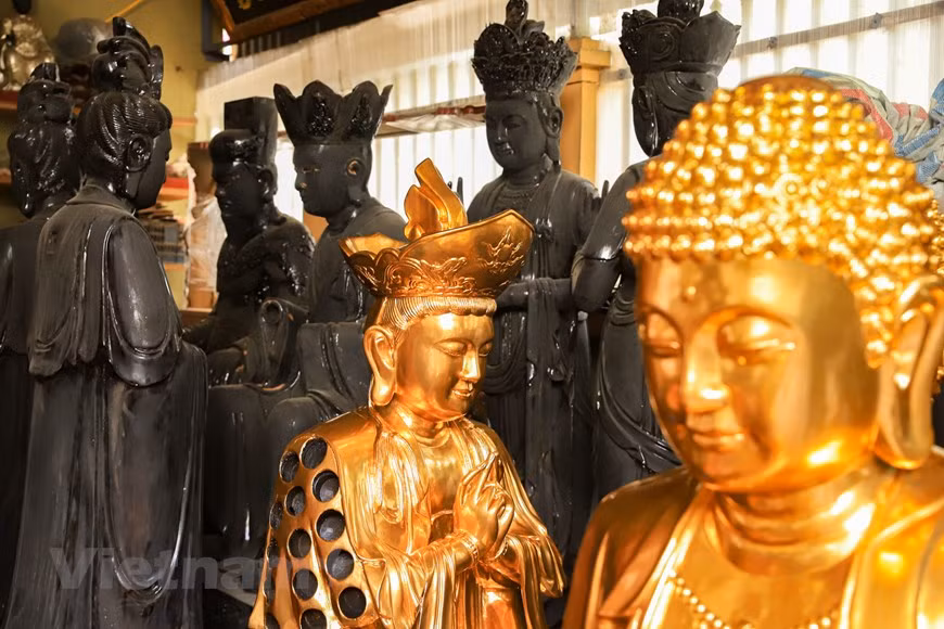 Durante décadas, este trabajo artesanal no solo ha generado empleos para aumentar los ingresos de la población local, sino que también ha sido una fuerza impulsora para desarrollar y preservar los pueblos artesanales tradicionales. Además de trabajar en la comuna, muchos hogares reciben contratos para la construcción y el diseño de templos y pagodas en otras localidades como Quang Ninh, Hue y Ciudad Ho Chi Minh. A pesar de las dificultades y desafíos del mercado, que exige que cada trabajador aquí deba intentar constantemente adquirir habilidades avanzadas. Sin embargo, los aldeanos de Son Dong hoy en día tienen derecho a estar orgullosos de una artesanía tradicional que las generaciones anteriores construyeron y transmitieron a las actuales. (Foto: Vietnam+)