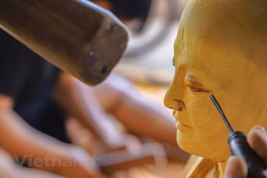 A Son Dong se le conoce como un pueblo de escultores de estatuas y practicantes de cultos tradicionales, con una historia de formación y existencia de cientos de años. Las huellas tangibles de la capital milenaria de Hanoi son creadas por talentosos artesanos de Son Dong, como el Templo Quoc Tu Giam (Templo de la Literatura), el Templo Ngoc Son, el Puente The Huc y la Pagoda del Pilar Único. La exquisita técnica de lacado y dorado de este pueblo es muy valorada. De las viejas raíces de la jaca, gracias a las hábiles manos de los trabajadores, se han formado muchas estatuas grandes y pequeñas, que contienen los pensamientos, las emociones, el respeto del pueblo y el deseo de una vida próspera y feliz. (Foto: Vietnam+)