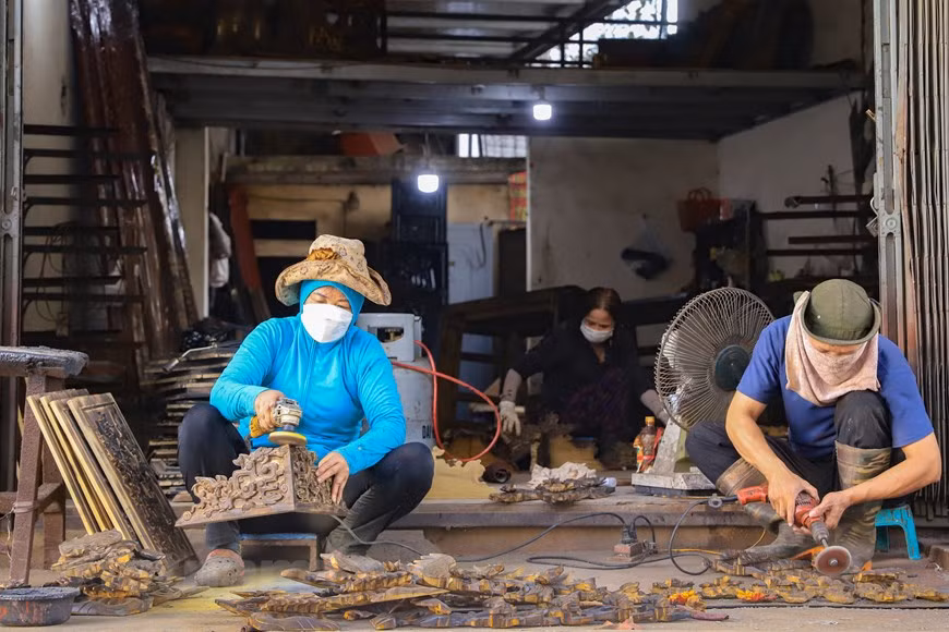 La tradición artesanal del pueblo existe desde hace casi un siglo, transmitida de generación en generación, por lo que hoy en día hay unos cuatro mil trabajadores, de los cuales la mayoría son ciudadanos del pueblo. Los jóvenes artesanos de Son Dong aún conservan sus talentos tradicionales, mientras exploran e innovan productos para satisfacer las necesidades de los clientes. Los productos de Son Dong representan más del 50 por ciento del mercado nacional de artículos lacados y estatuas de oro y culto, sirviendo a la vida espiritual, cultural y religiosa de la gente. Las estatuas se vuelven sensibles gracias a las hábiles manos del trabajador. Para lograr esto, el creador debe tener experiencia e insuflar un alma en las obras. (Foto: Vietnam+)