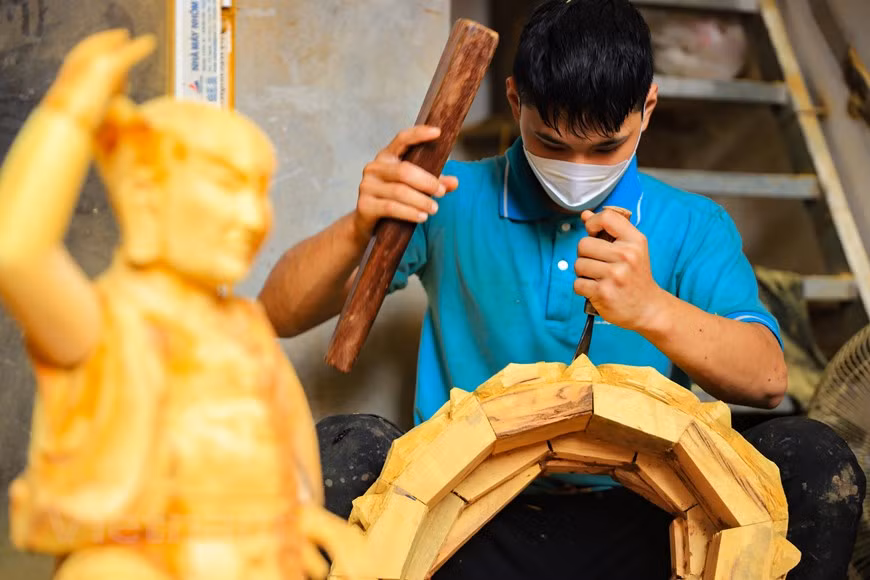Nhập mô tả choDentro de la aldea de Son Dong, los visitantes presenciarán el proceso de elaboración de las estatuas y se sumergirán en la "música" del pueblo con el sonido del tallado de la estatua, el sonido de una máquina de aserrar corriendo por los callejones. Así, podemos comprender todas las fatigas del trabajador para completar las obras de arte. Hoy en día, muchas personas en Son Dong deben afirmar que este trabajo centenario les ha ayudado a enriquecerse y crear puestos de trabajo para miles de trabajadores. La gente siempre agradece en silencio a los artesanos que contribuyeron a la restauración del pueblo artesanal. (Foto: Vietnam+) 