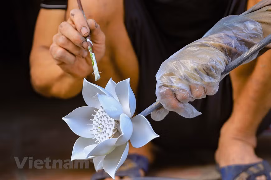 Aunque de los productos destacados sobresalen las estatuas, la gente de Son Dong también hace otros artículos de adoración artesanales como diafragmas, coplas, tronos y mosaicos. Con el material principal de la madera de jaca, los artesanos de Son Dong crean muchos productos exquisitos y hermosos. Cuando hablamos de estatuas de Buda, inmediatamente pensamos en Son Dong. Con manos hábiles, los artesanos de Son Dong han producido muchas obras de arte que requieren un alto nivel de sofisticación, como las estatuas de Buda de las mil manos y las estatuas de Buda de los mil ojos. Puedes encontrar estatuas hechas por un artesano de Son Dong en todo el país. (Foto: Vietnam+) 