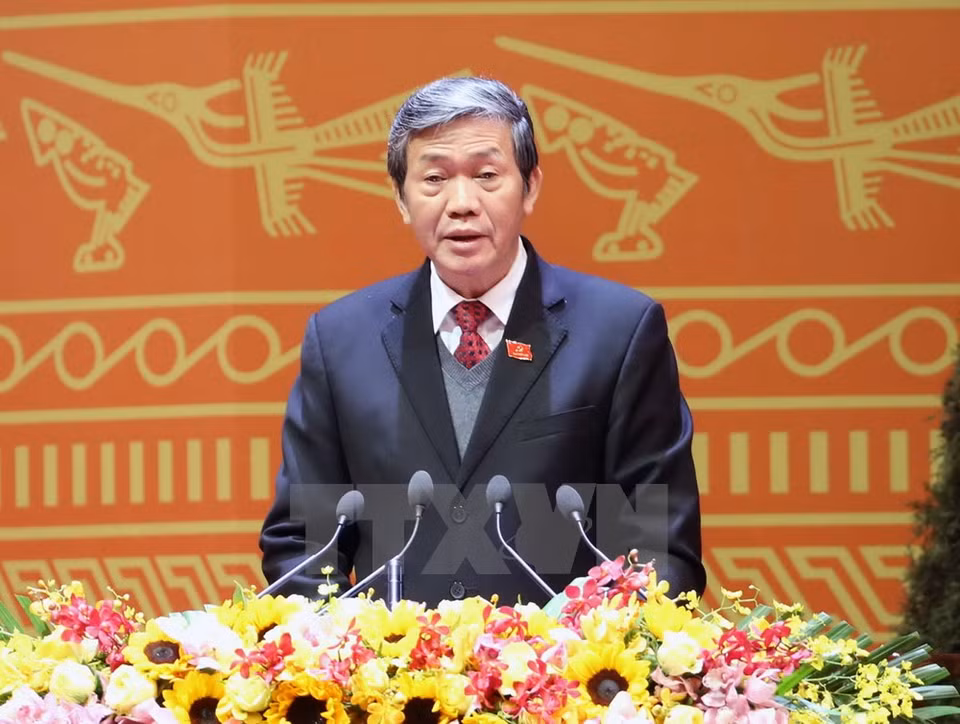 En nombre de la delegación presidencial del evento, Dinh The Huynh publica los resultados de la elección del Buró Político, el secretario general, la Comisión de Inspección y el jefe de este órgano (Fuente: VNA) 