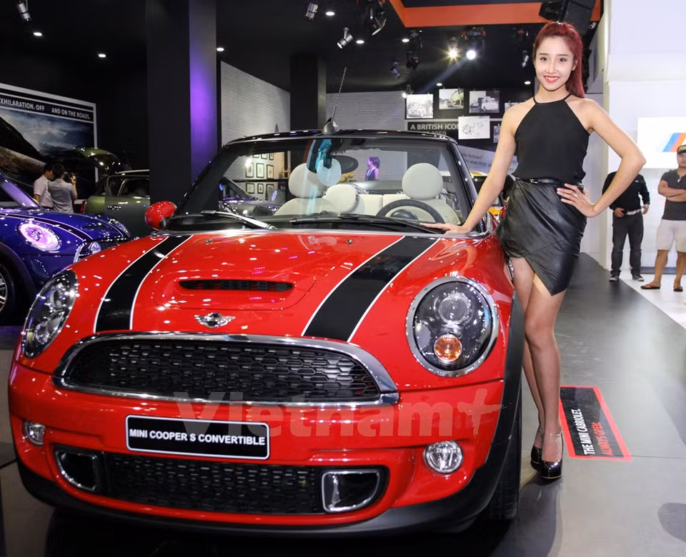 Pabellón de Mini Cooper, que presenta la tecnología MINI TwinPower Turbo satisfaciendo los estándares más estrictos sobre emisiones de Europa (Fuente: VNA)