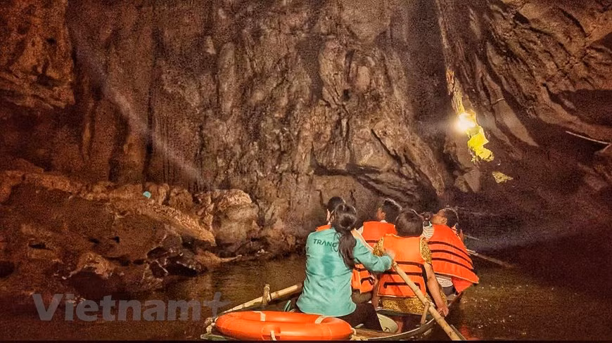 La belleza de una cueva en Trang An (Foto: Vietnamplus)