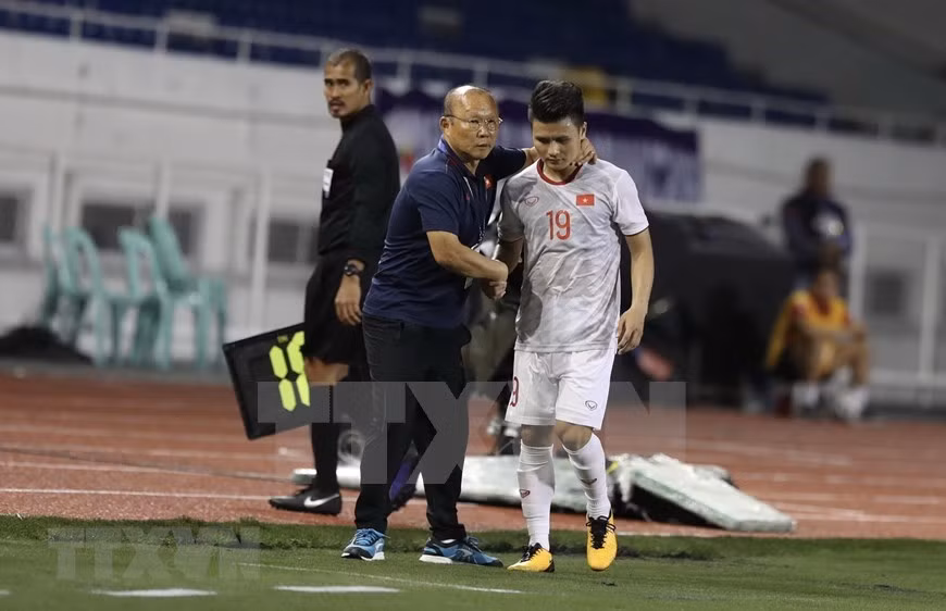 El entrenador surcoreano Park Hang- seo y Quang Hai (Foto: VNA)