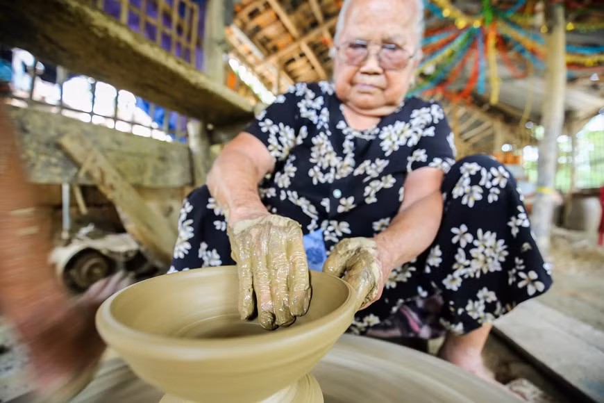 Según algunas fuentes, a principios del siglo XVI, los pobladores de la provincia central de Thanh Hoa se mudaron a Quang Nam, trayendo con sí mismos el arte cerámico. Esos residentes construyeron en la aldea de Thanh Ha hornos para producir utensilios de hogar como ollas, cuencos, platos y tazas para servir la demanda en toda la región central de Vietnam. (Foto: Vietnam +)
