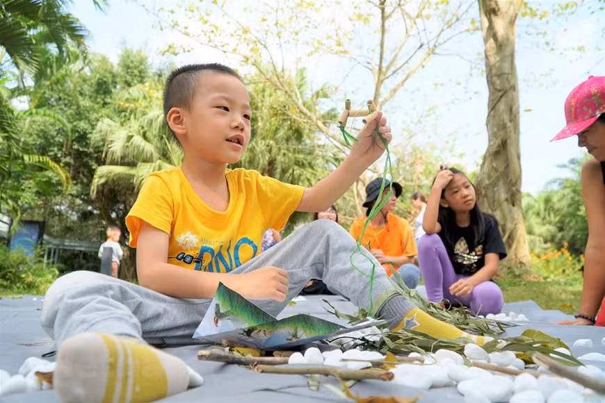 Los niños se divierten con los juegos que promocionan la protección del medio ambiente (Foto: Vietnam+)