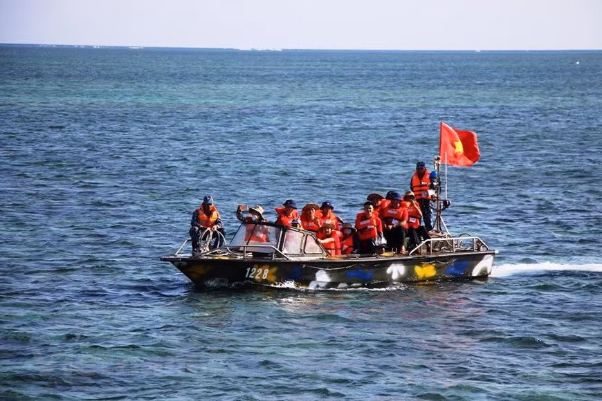 Para los vietnamitas, el viaje a Truong Sa es un itinerario sagrado, por el cual sus ancestros amplió el territorio nacional, y generaciones de soldados protegen la soberanía de la Patria sobre sus mares e islas. (Fuente: VietnamPlus)