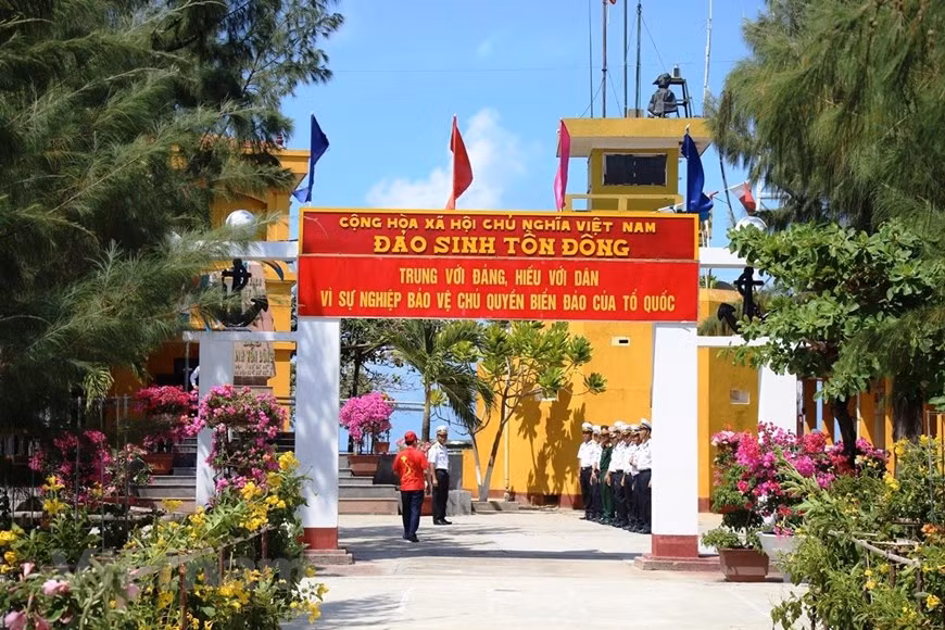 Se estima que durante el año las islas sufren tormentas en 131 días, y cada mes se registran actividades intensas del viento entre 13 y 20 días. El inclemente clima no puede matar a la vida aquí. (Fuente: VietnamPlus) 