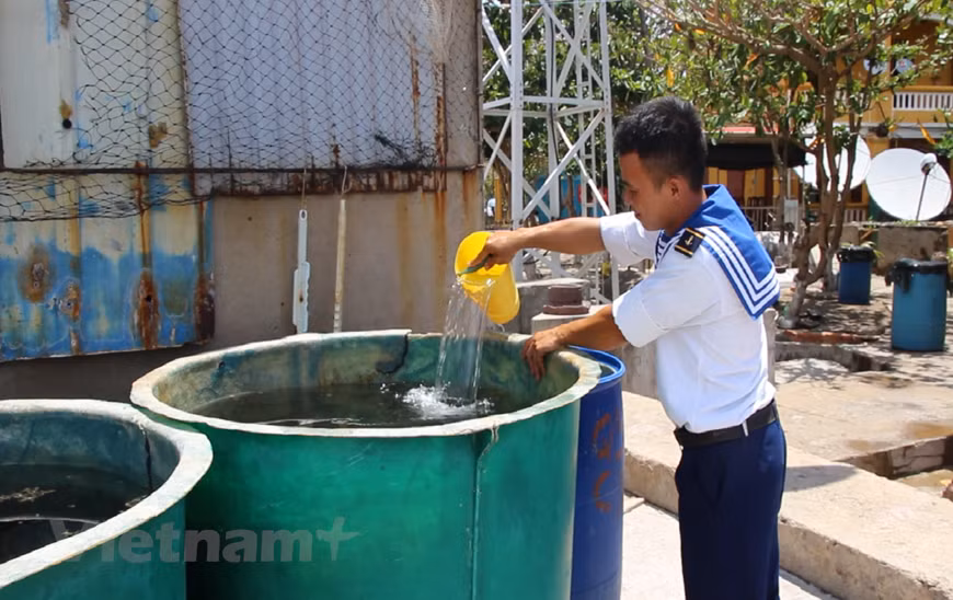 El inclemente clima obliga a los combatientes y residentes en Truong Sa ahorrar cada gota de agua potable. (Fuente: VietnamPlus)