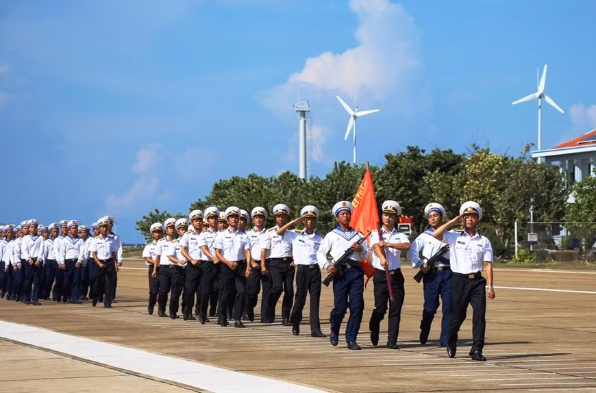 Saludo a la bandera nacional. (Fuente: VietnamPlus)