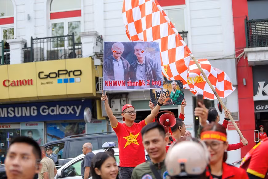 Los aficionados muestran afecto con el entrenador Park Hang-seo (Foto: Minh Son/Vietnamplus)