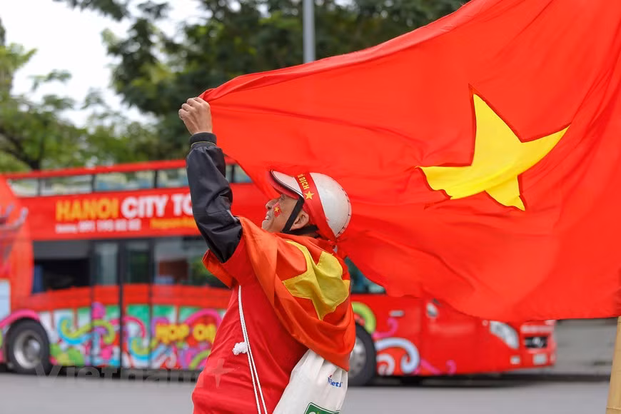 Un hincha con la bandera nacional (Foto: Minh Son/Vietnamplus)