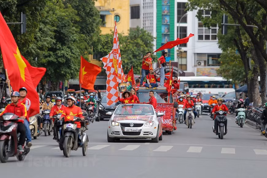 Los aficionados desfilan en las calles de Hanoi para animar a los jugadores (Foto: Minh Son/Vietnamplus)