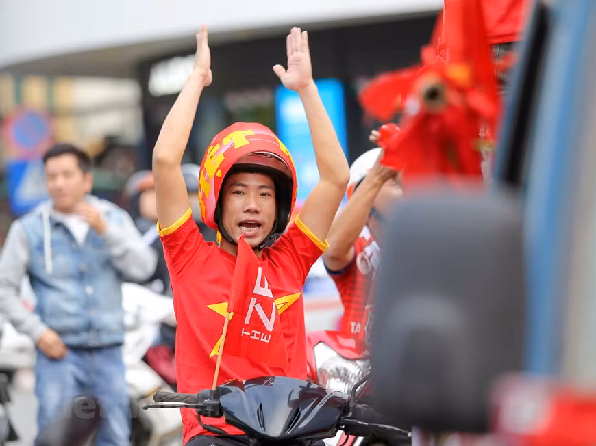 Los aficionados desfilan en las calles de Hanoi para animar a los jugadores (Foto: Minh Son/Vietnamplus)