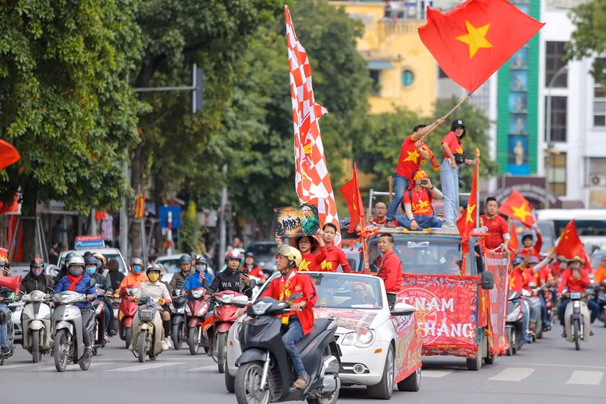 Los fanáticos se visten de camiseta roja y llevan pancartas (Foto: Minh Son/Vietnamplus)