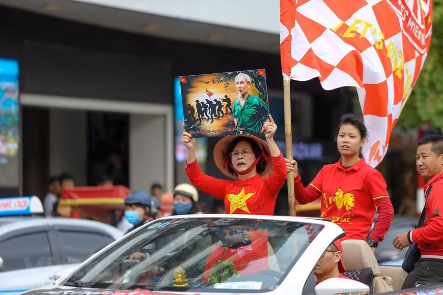 Los aficionados desfilan en las calles de Hanoi para animar a los jugadores (Foto: Minh Son/Vietnamplus)