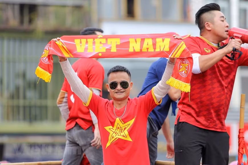 Los aficionados desfilan en las calles de Hanoi para animar a los jugadores (Foto: Minh Son/Vietnamplus)