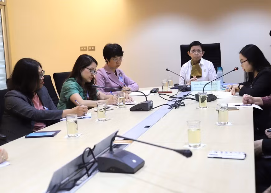 La subdirectora general de la VNA, Vu Viet Trang, sostiene una sesión de trabajo con representantes del centro (Foto: VNA)