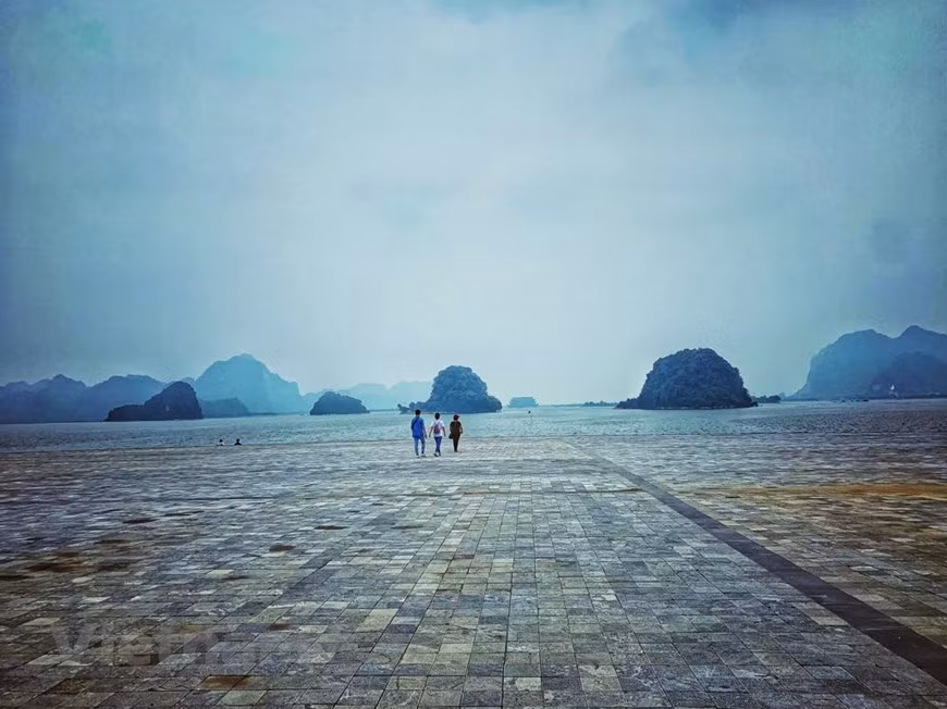 La construcción posee una superficie de más cinco mil hectáreas, que abarca un lago, bosques, montañas y valles. El lago Tam Chuc se encuentra en frente de la pagoda, rodeada por los montes That Tinh. (Fuente: Vietnam+)