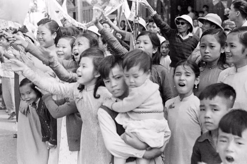 Residentes locales dan la bienvenida a las tropas libertadoras. (Fuente: VNA) 