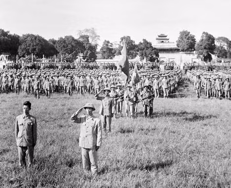 El primer acto de saludo a la bandera nacional en una Hanoi libertada. (Fuente: VNA)