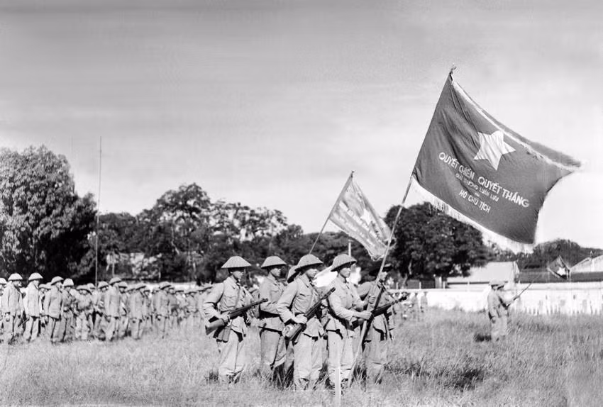 El primer acto de saludo a la bandera nacional en una Hanoi libertada. (Fuente: VNA) 