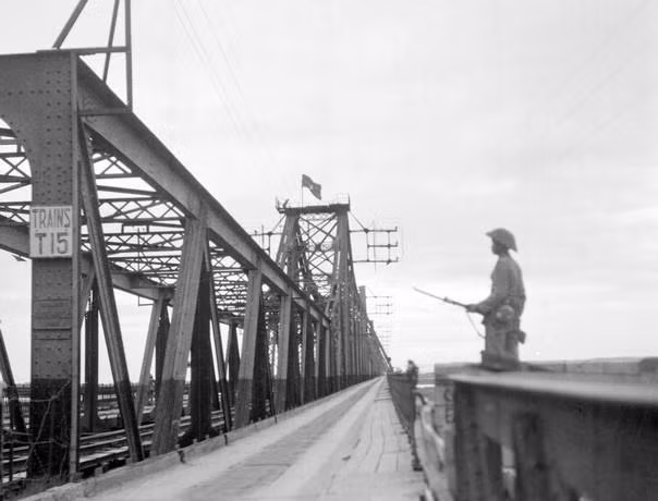 Un soldado vietnamita vigila en el puente Long Bien, tras el retiro del ejército francés por esa vía el 9 de octubre de 1954. (Fuente: VNA)