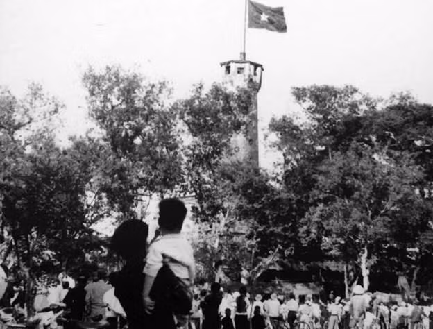 Todas las miradas se dirigen hacia la bandera nacional que ondea en el Asta de Hanoi. (Fuente: VNA) 