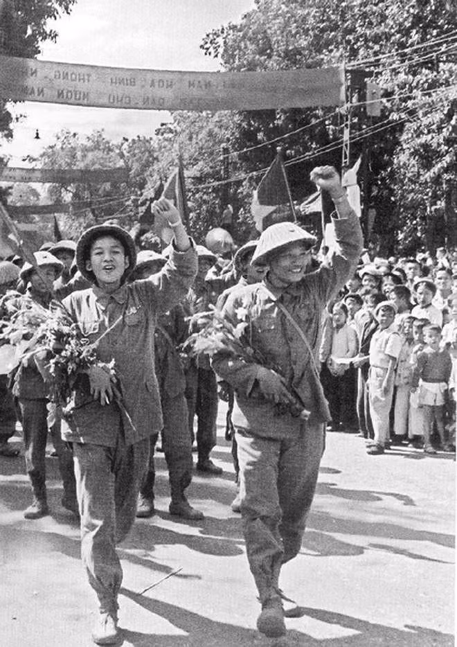 Las tropas libertadoras entran en Hanoi en la calurosa acogida de los capitalinos. (Fuente: VNA)