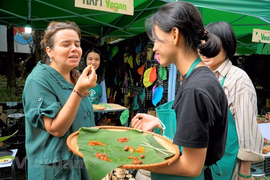 El programa atrajo también la participación de los visitantes extranjeros (Foto: Vietnam+)